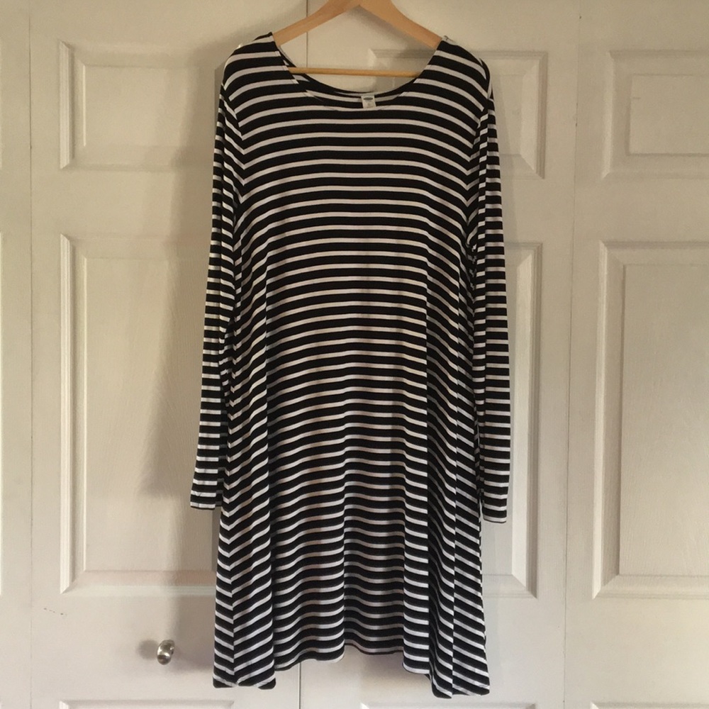 Old Navy XL Back and White Striped Dress